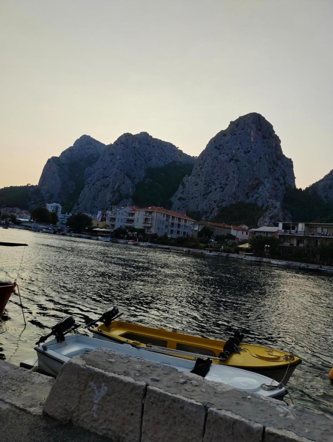 Apartmani Branko Vojnovic Omiš Esterno foto