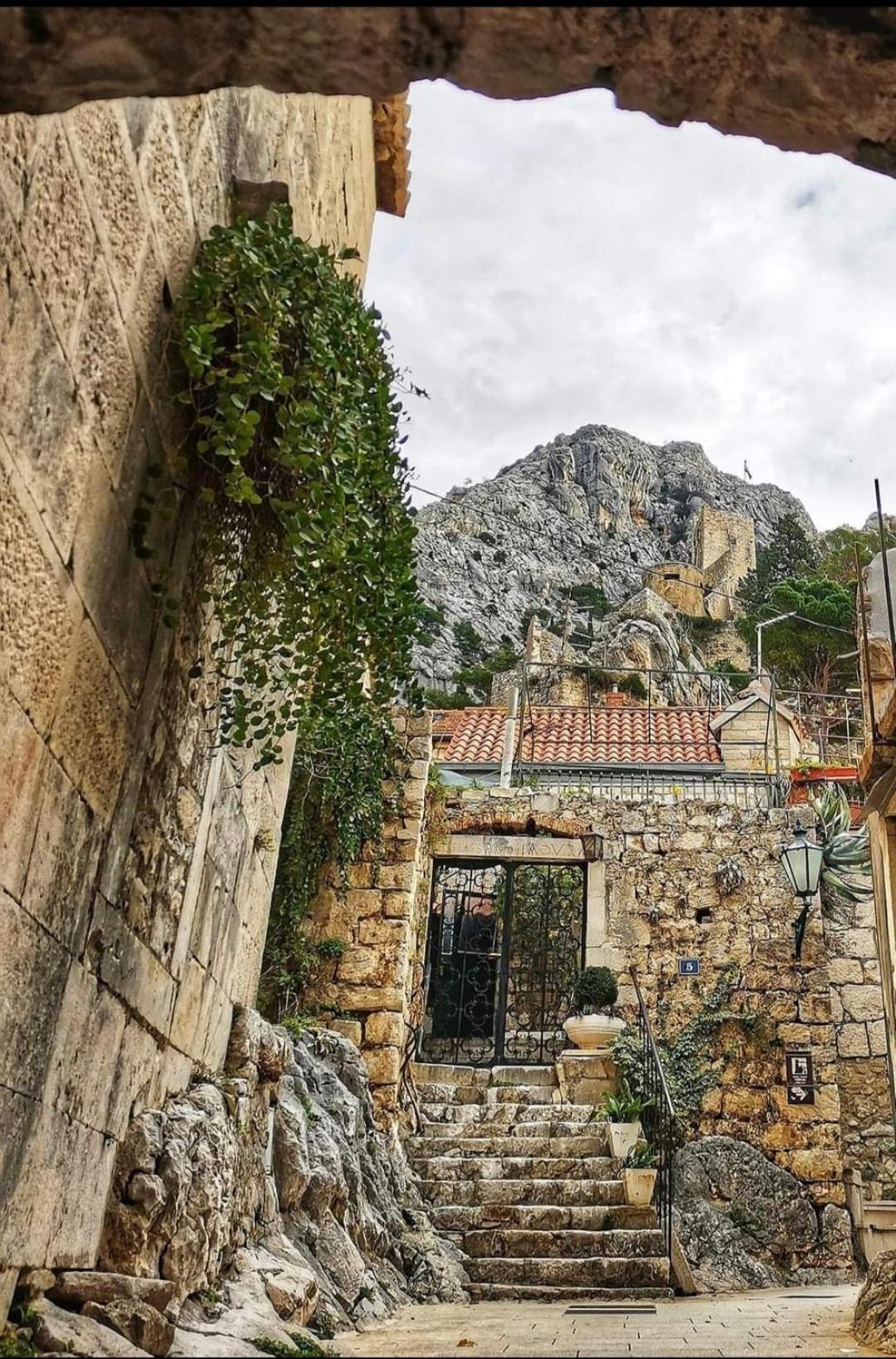 Apartmani Branko Vojnovic Omiš Esterno foto