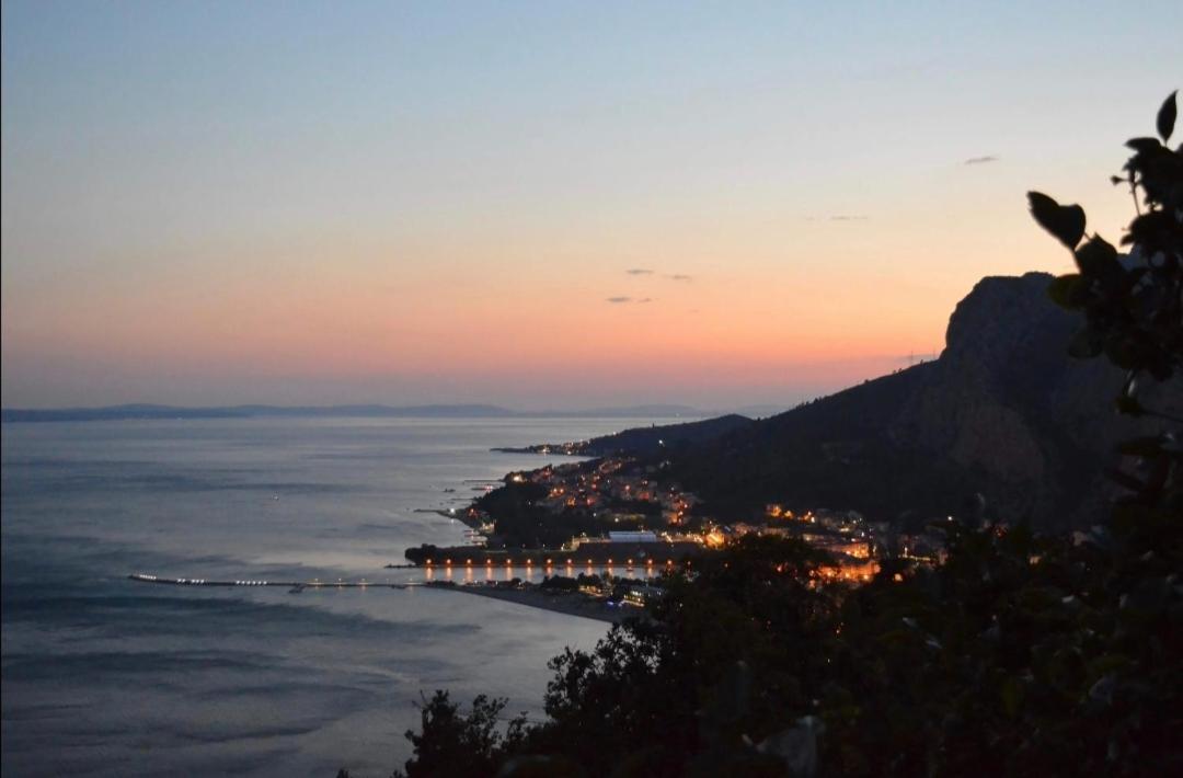Apartmani Branko Vojnovic Omiš Esterno foto